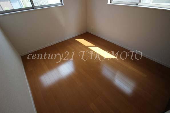 Non-living room. Spacious space.