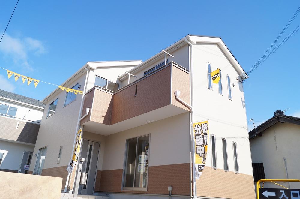 Local appearance photo. Local photos (appearance) part outside the structure construction work during the entire 4 compartment south balcony!