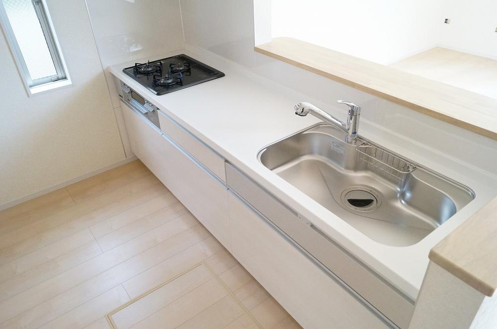 Kitchen. Local photo (kitchen) Slide storage! Water purifier with shower!