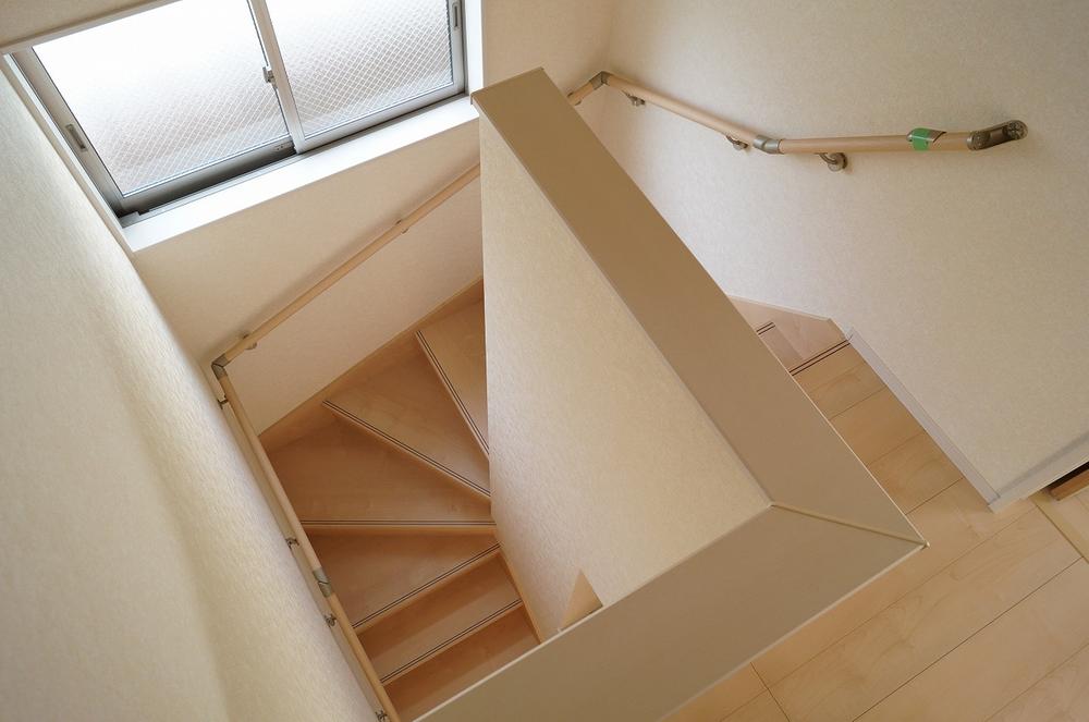 Local photos, including front road. Stairwell part! Bright!