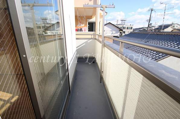 Balcony. Balcony facing the south! Your laundry a breeze!