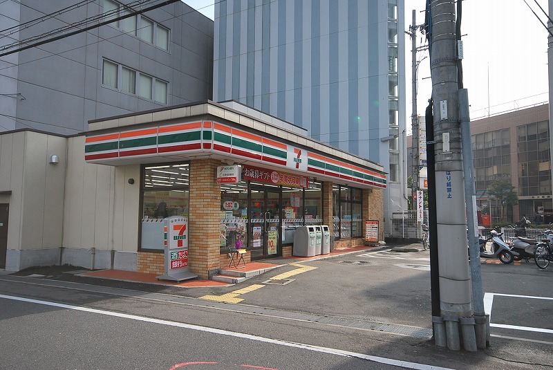 Convenience store. 576m to Seven-Eleven Hirakata Shiyakushomae store (convenience store)