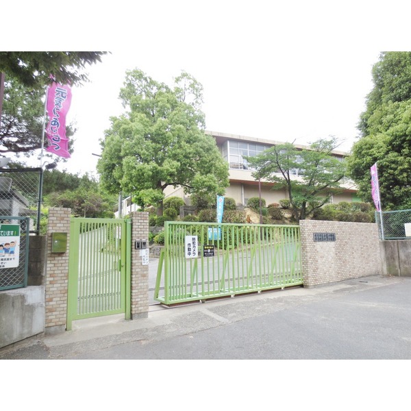 Primary school. Hirakata municipal Kaori up to elementary school (elementary school) 1302m