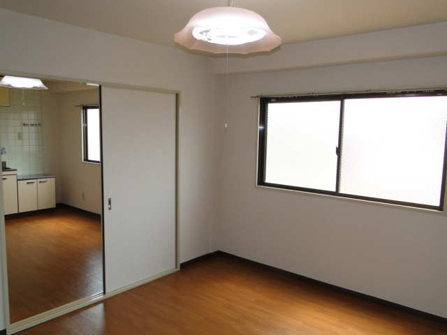 Other room space. It does not have ventilation is also a problem because all the rooms have a corner room. 