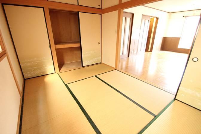 Other introspection. Living with an adjacent Japanese-style room
