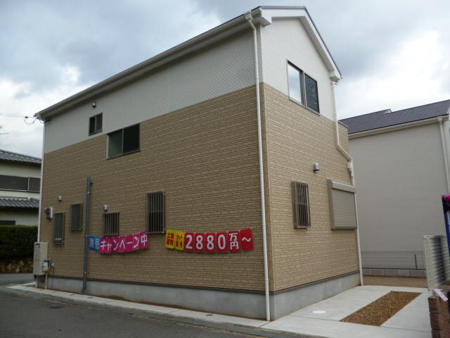 Local photos, including front road. Road width: about 7.3m