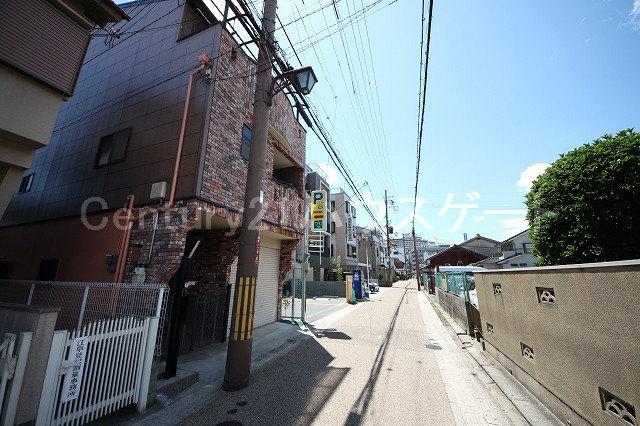 Local photos, including front road. Local (11 May 2013) Shooting Before is Hirakata Station direction and I am straight on the road to the west.
