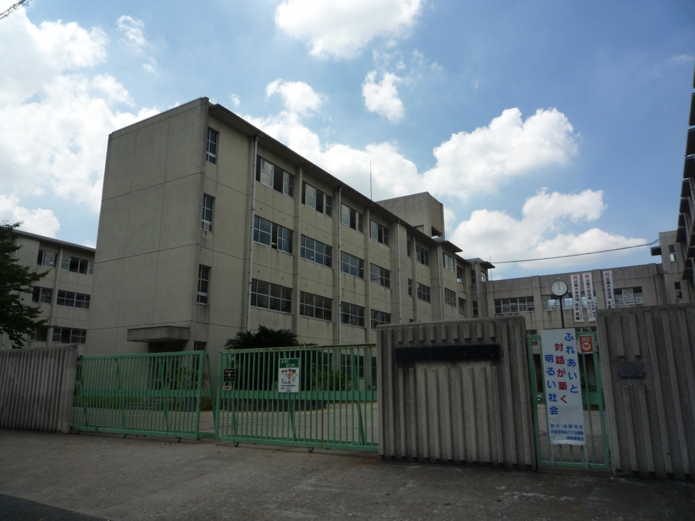 Junior high school. Hirakata Municipal Nagaonishi junior high school (junior high school) up to 1411m