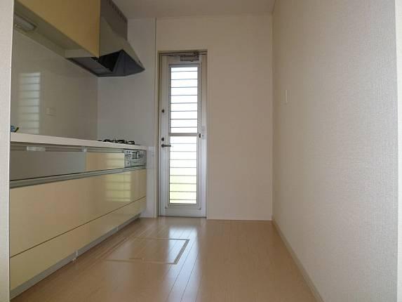 Same specifications photo (kitchen). It attaches the back door to the kitchen side.