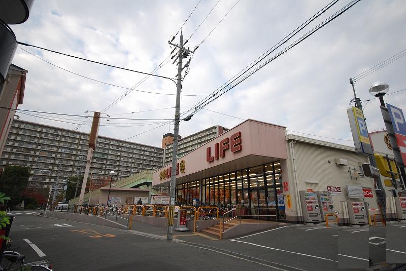 Supermarket. 341m up to life Makino store (Super)