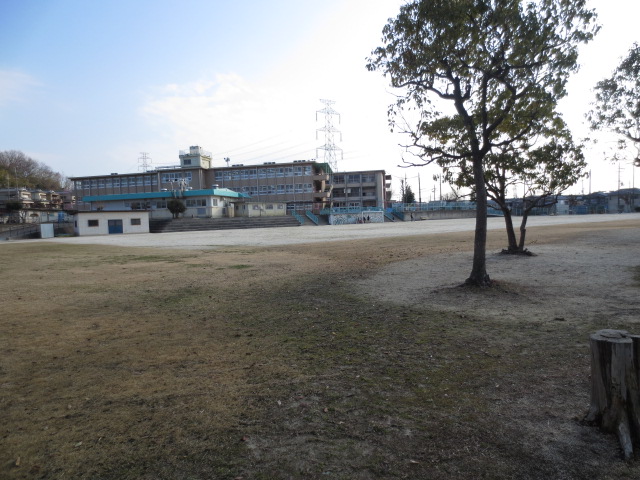 Primary school. 287m to Hirakata Municipal litter Minami elementary school (elementary school)