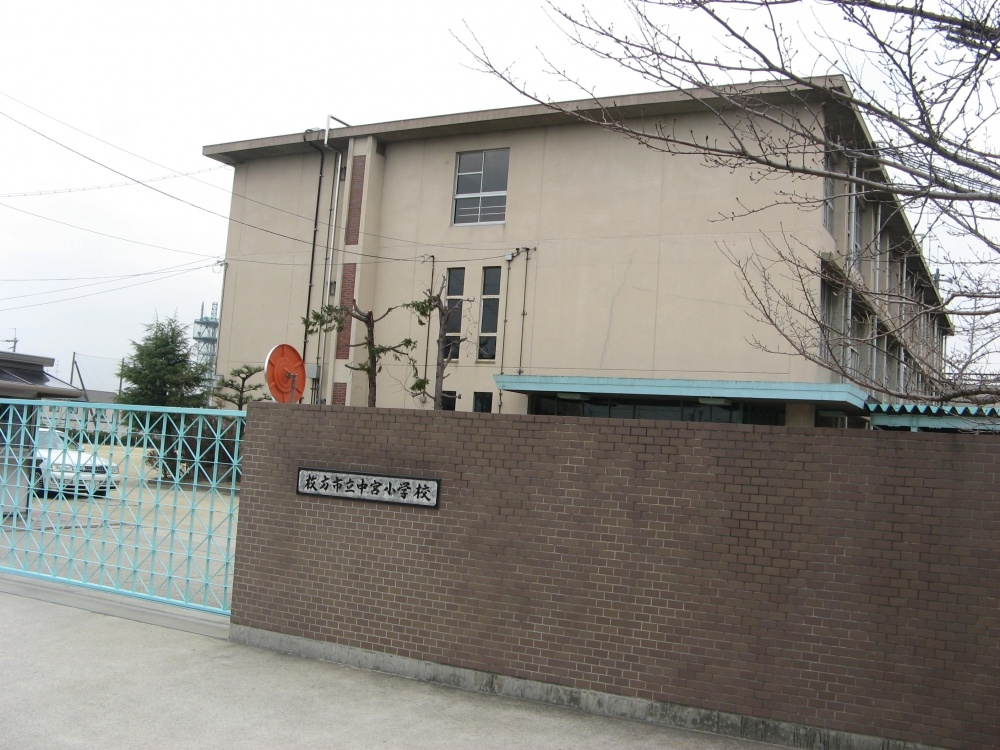 Primary school. Hirakata Tatsunaka 393m Palace until the elementary school (elementary school)