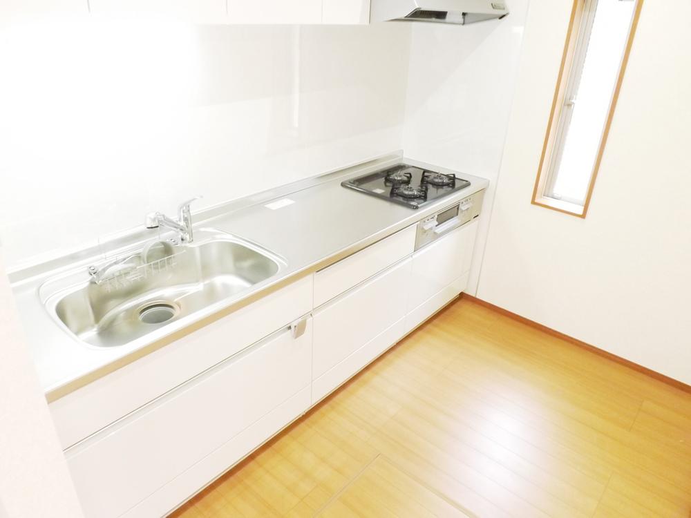 Kitchen. Local photo (kitchen) Slide storage! Water purifier with shower!