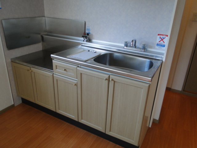 Kitchen. 2-neck is a gas stove can be installed