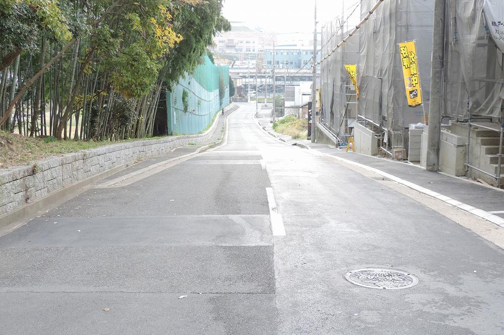 Local photos, including front road. Spacious front road than anything! Yuyu can park!