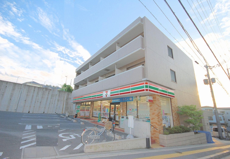 Convenience store. Seven-Eleven Hirakata Higashinakaburi 2-chome up (convenience store) 556m