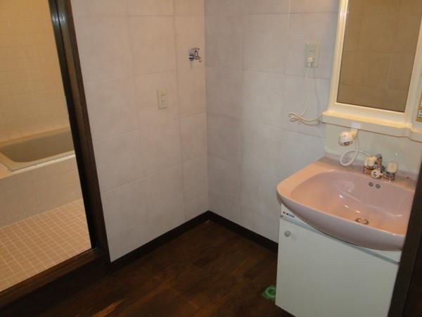 Washroom. Wash basin shampooing and washing machine inside the room