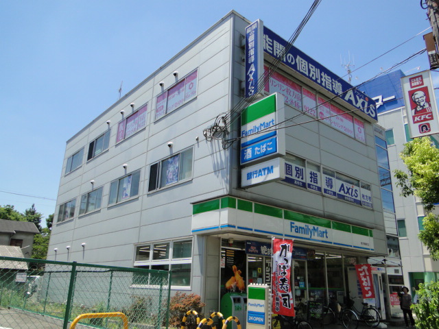 Convenience store. FamilyMart Hirakata Okahigashi the town store (convenience store) to 275m