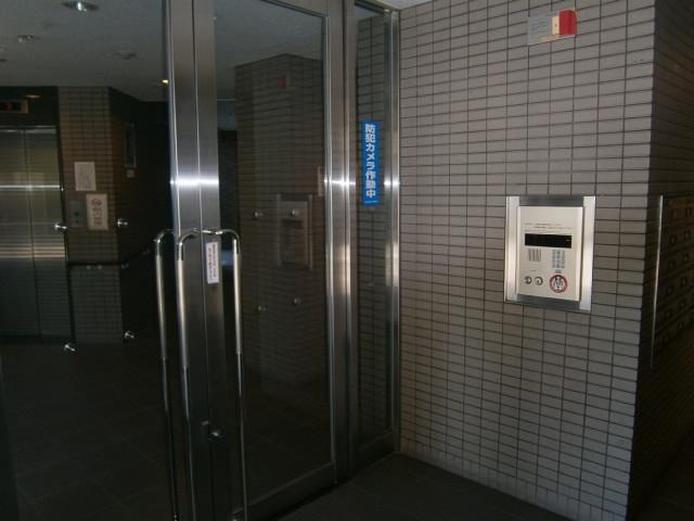 Entrance. Auto lock-conditioned peace of mind