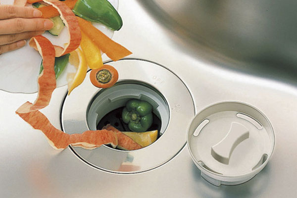 Kitchen.  [disposer] Garbage such as cooking waste and leftover food out at the time of cooking and cleaning up finely pulverized, Disposer to be discharged into the sewer along with the kitchen waste water through the processing tank has been installed (same specifications)