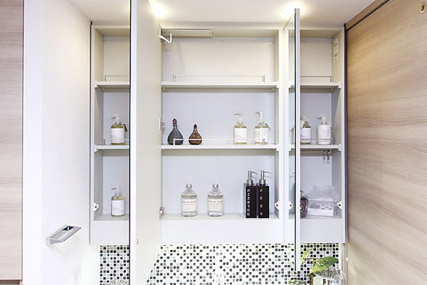 Bathing-wash room.  [Three-sided mirror back storage] Since Kagamiura is the entire storage, You can store plenty such as cosmetics and hair care products (same specifications)