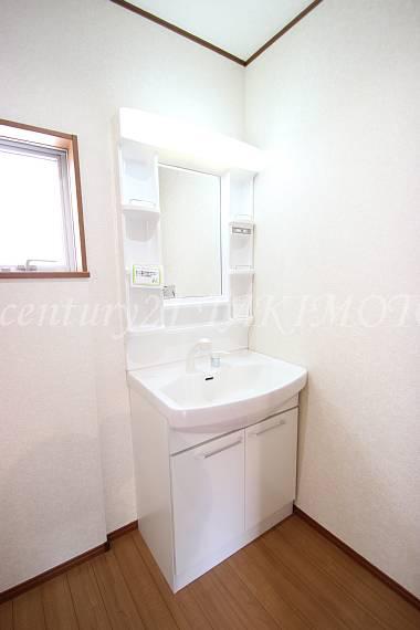 Wash basin, toilet. Wash basin is convenient in the shower head! !