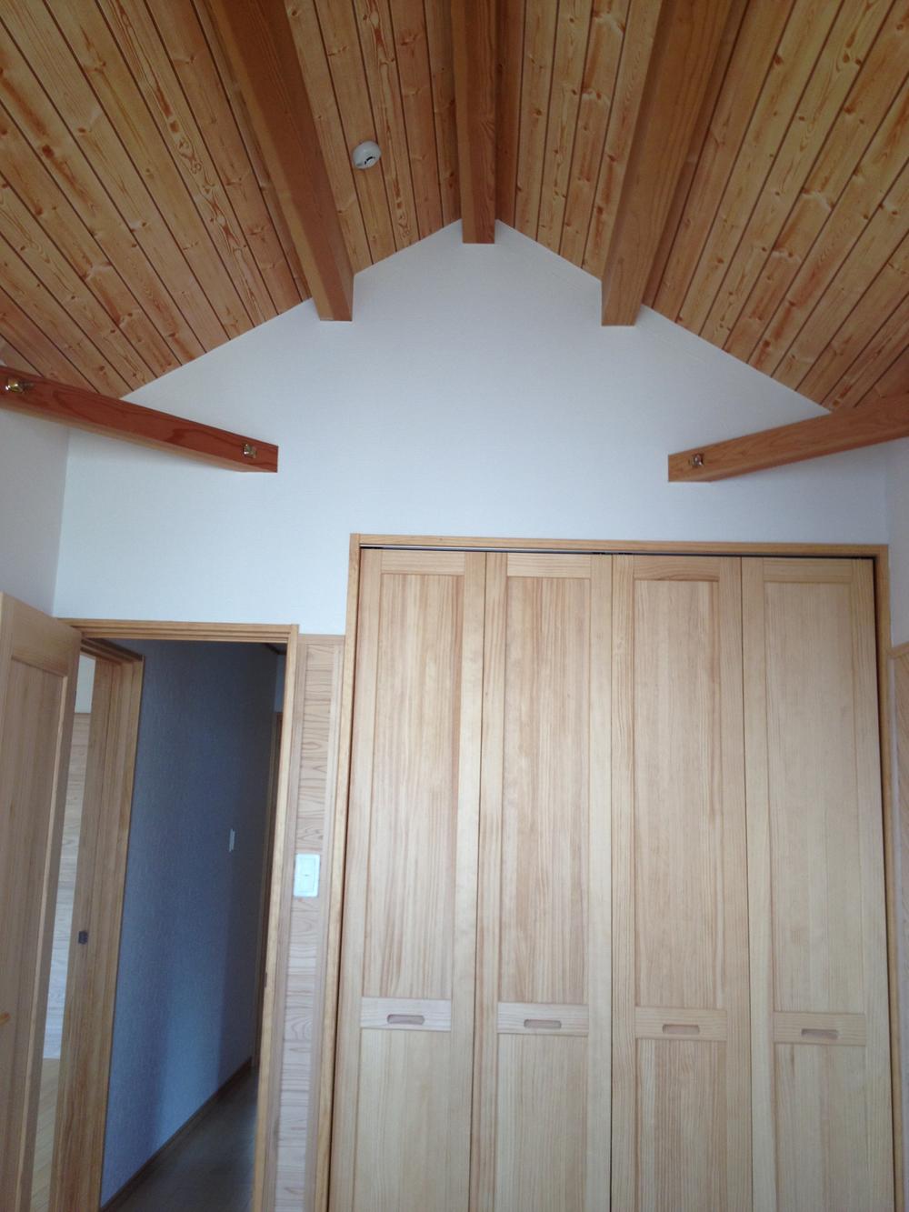 Non-living room. 2 Kaiyoshitsu, Here also gradient ceiling ・ Cosmetic Beams ・ Cosmetic angle brace ・ House is a closet door that was stuck to the plaster-painted wall tree ・ Of course, even door, It is a solid material.