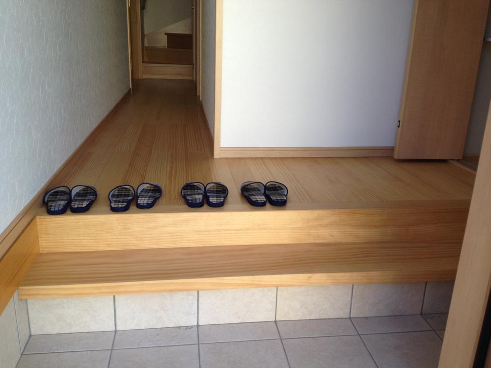 Entrance. Two-stage stile! I do not see quite as well in the custom-built house that has stuck from the entrance Yo.