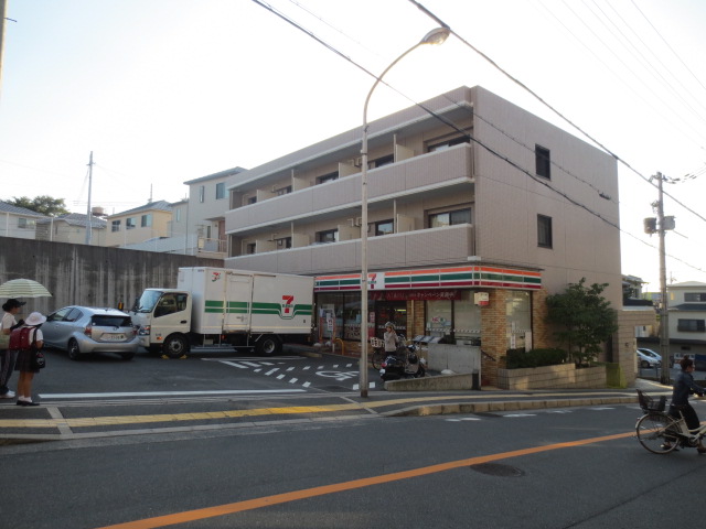 Convenience store. Seven-Eleven Hirakata Higashinakaburi 2-chome up (convenience store) 628m