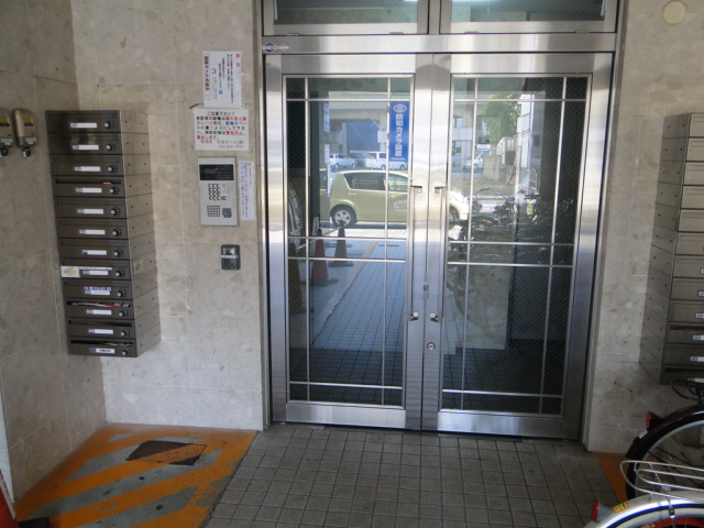 Entrance. It girl is also safe in with auto lock ・  ・  ・ 