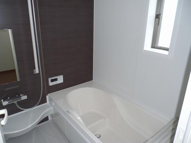 Bathroom. Spacious 1 tsubo (1616) Bathroom size Or bathing stretched out leisurely foot, Space is of rest and or there is a convenient stool in sitz bath