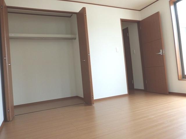 Other introspection. Each room can accommodate all the luggage there is a large closet