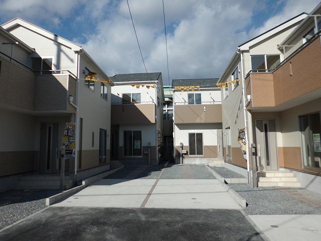 Local photos, including front road. Local Photos