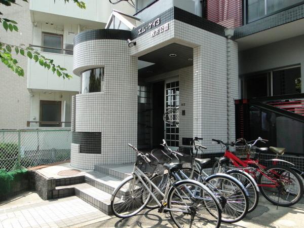 Entrance. Bicycle to the entrance is possible parked. 