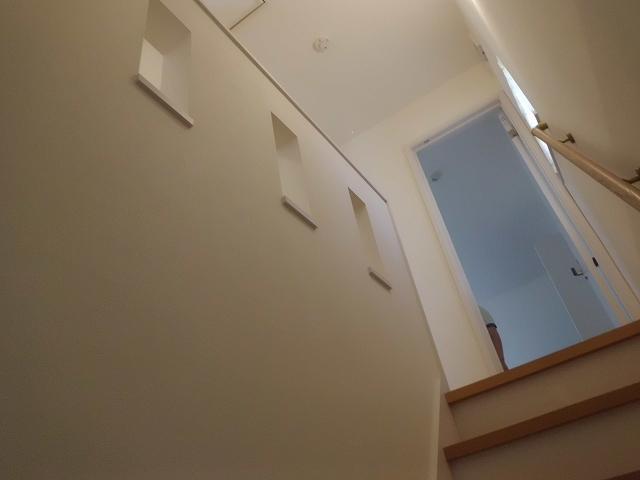 Other introspection. The staircase has a large window to insert the handrail and the bright light of peace of mind