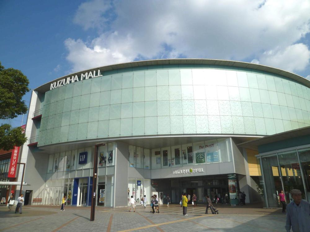 Shopping centre. There is a 2250m litter Mall until Kuzunoha Mall, Tachiyoreru after work. Izumiya ・ It contains and Keihan Department. fashion ・ Miscellaneous goods ・ Such as daily necessities are met