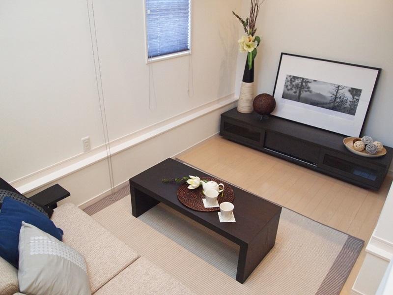 Living. By varying the bed height within the LDK has Motashi change the room impression