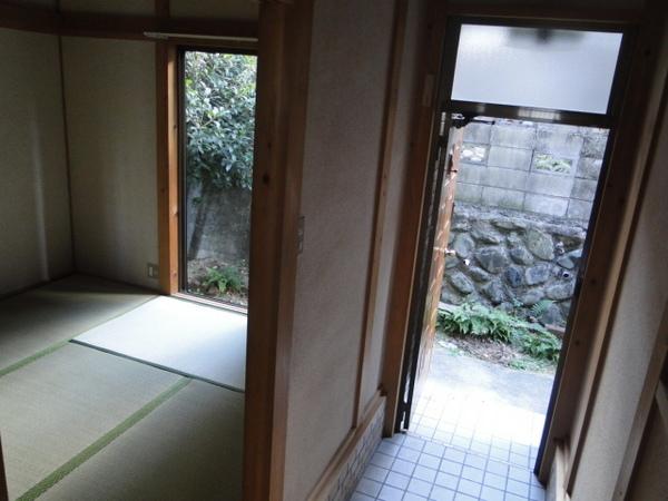 Entrance. There is a Japanese-style room at the entrance next to! 