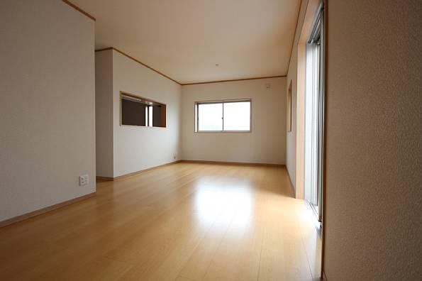 Living. Placement easy to spacious living room furniture! It is a Japanese-style room adjacent type!