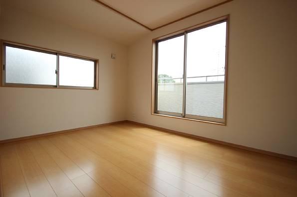 Other introspection. There is lighting from the south, Per yang good room.