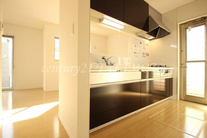 Kitchen. Simple also kitchen! Human-sized work top is attractive