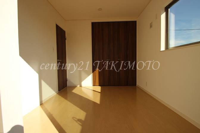 Same specifications photos (Other introspection). Because it is all rooms dihedral daylighting, Both of the room is also good day!