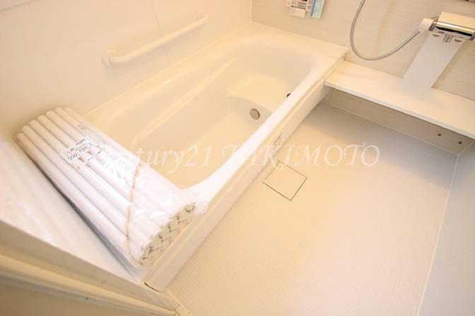Bathroom. Bathtub also spacious