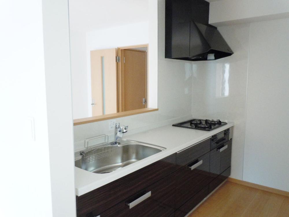 Same specifications photo (kitchen). Also momentum conversation with the family during cooking in the face-to-face kitchen. (The company example of construction photos)