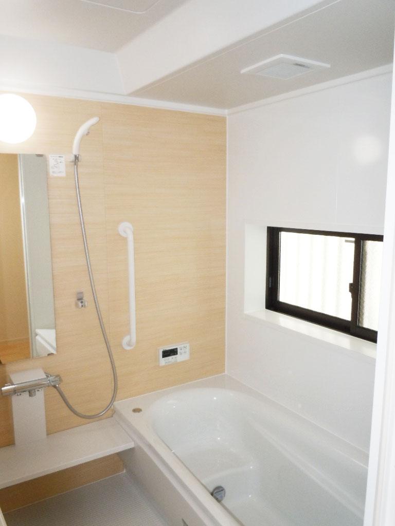 Same specifications photo (bathroom). Bright and comfortable, System bus of bathroom heating dryer with! (The company example of construction photos)