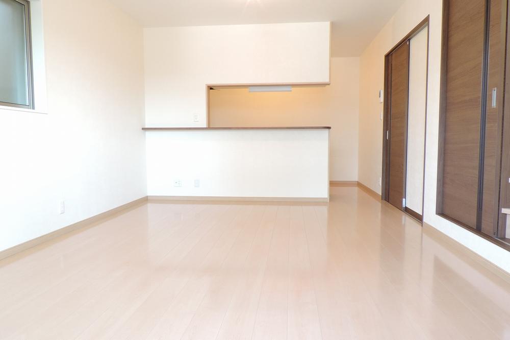 Living. Bright and large living! Floor cleaning easy