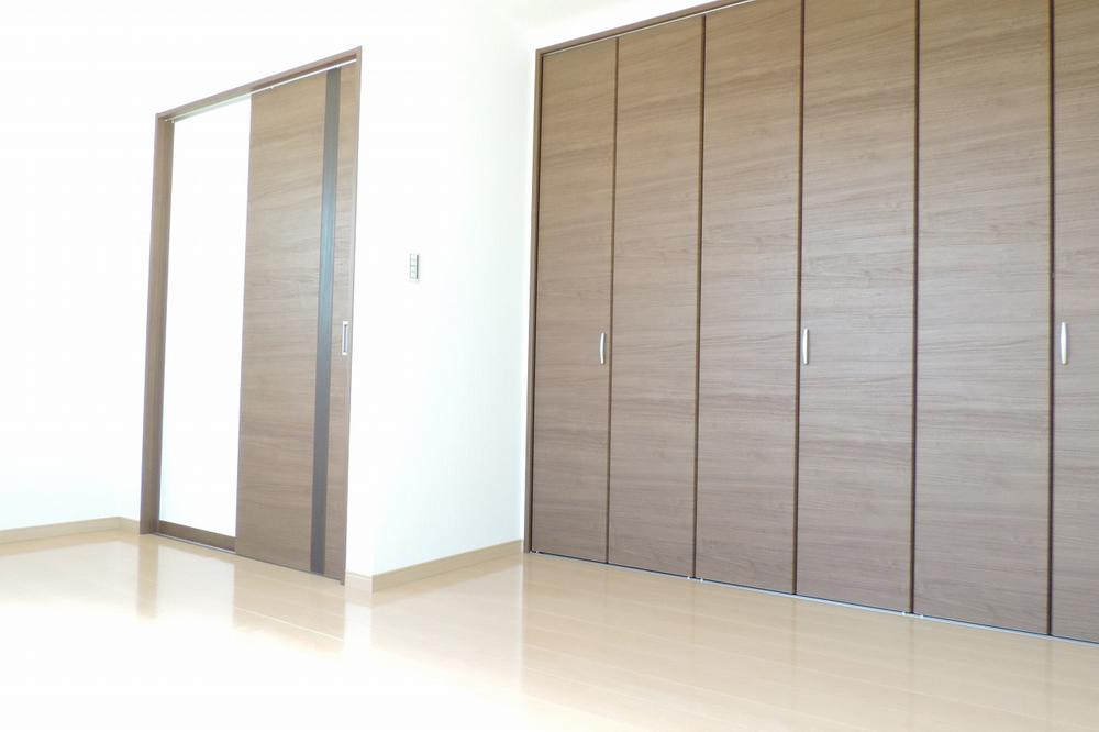 Non-living room. Western-style rooms with a large storage