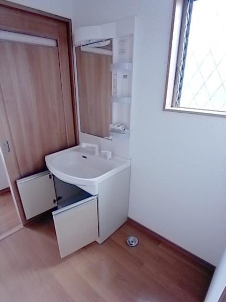 Wash basin, toilet. Housed plenty of wash basin with shower
