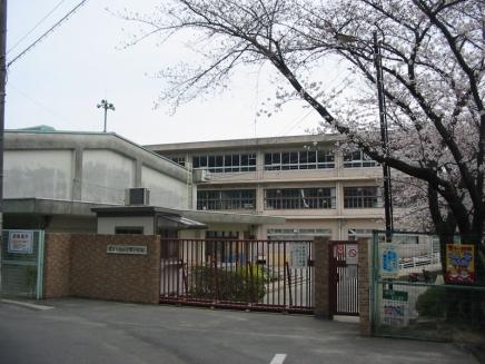 Primary school. Municipal Yamanoue until elementary school 690m