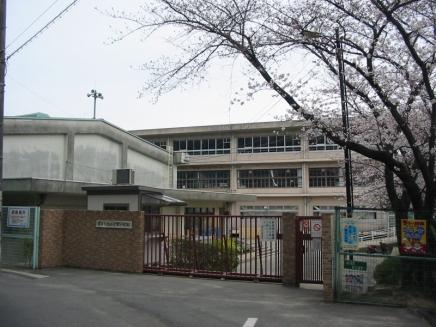 Primary school. Municipal Yamanoue until elementary school 690m